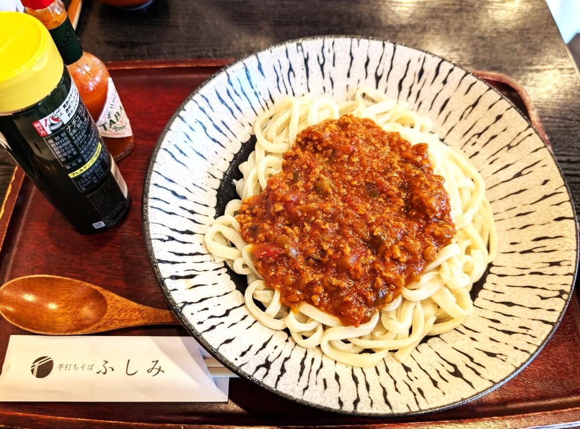 【今月のおすすめメニュー】千間台西にある手打ちそばふしみで「ミートうどん」を食べ...