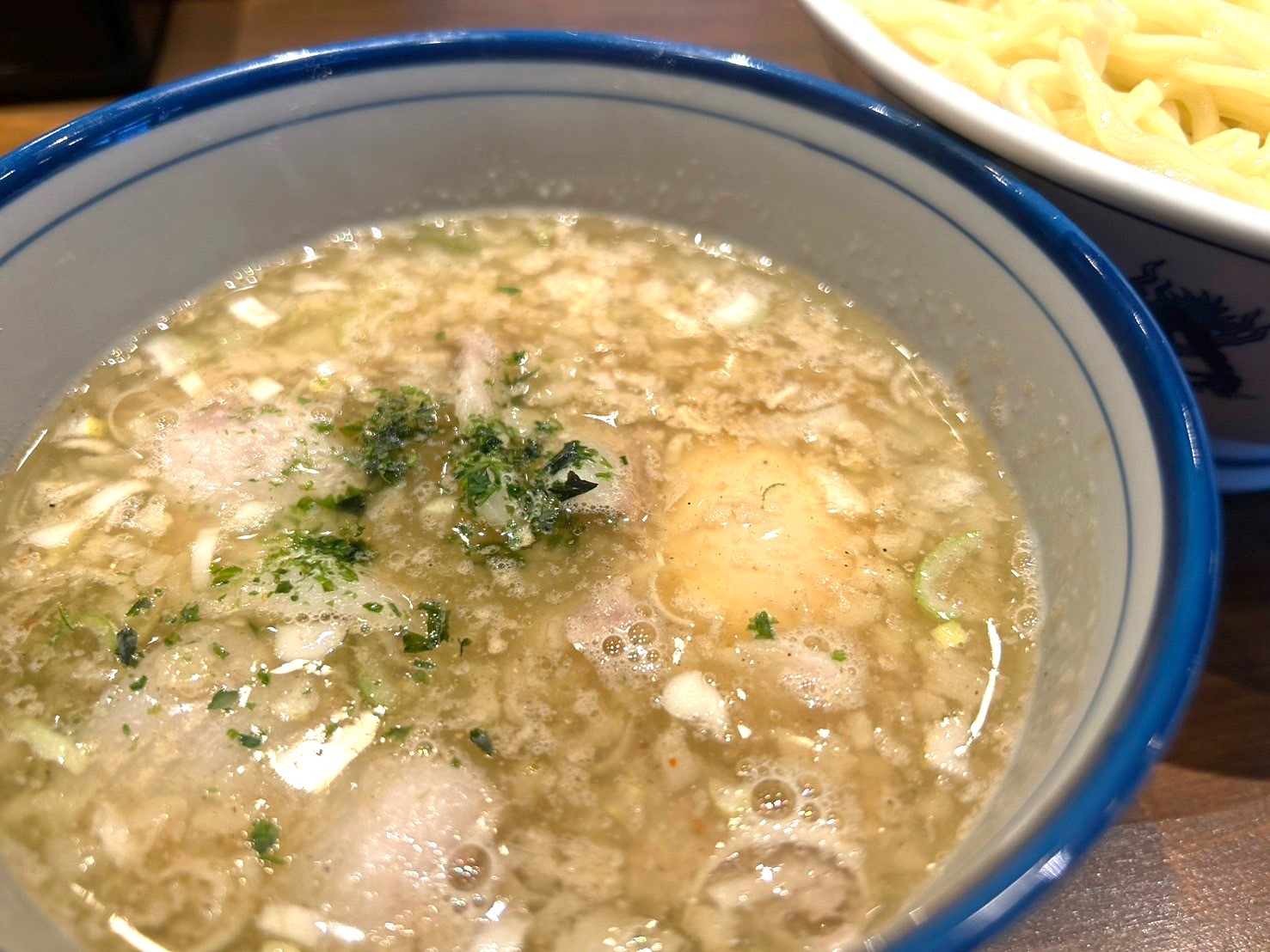 【にんにくのパンチ力！】南越谷にある「塩つけ麺 めいげんそ」で塩つけ麺豚にんにく...