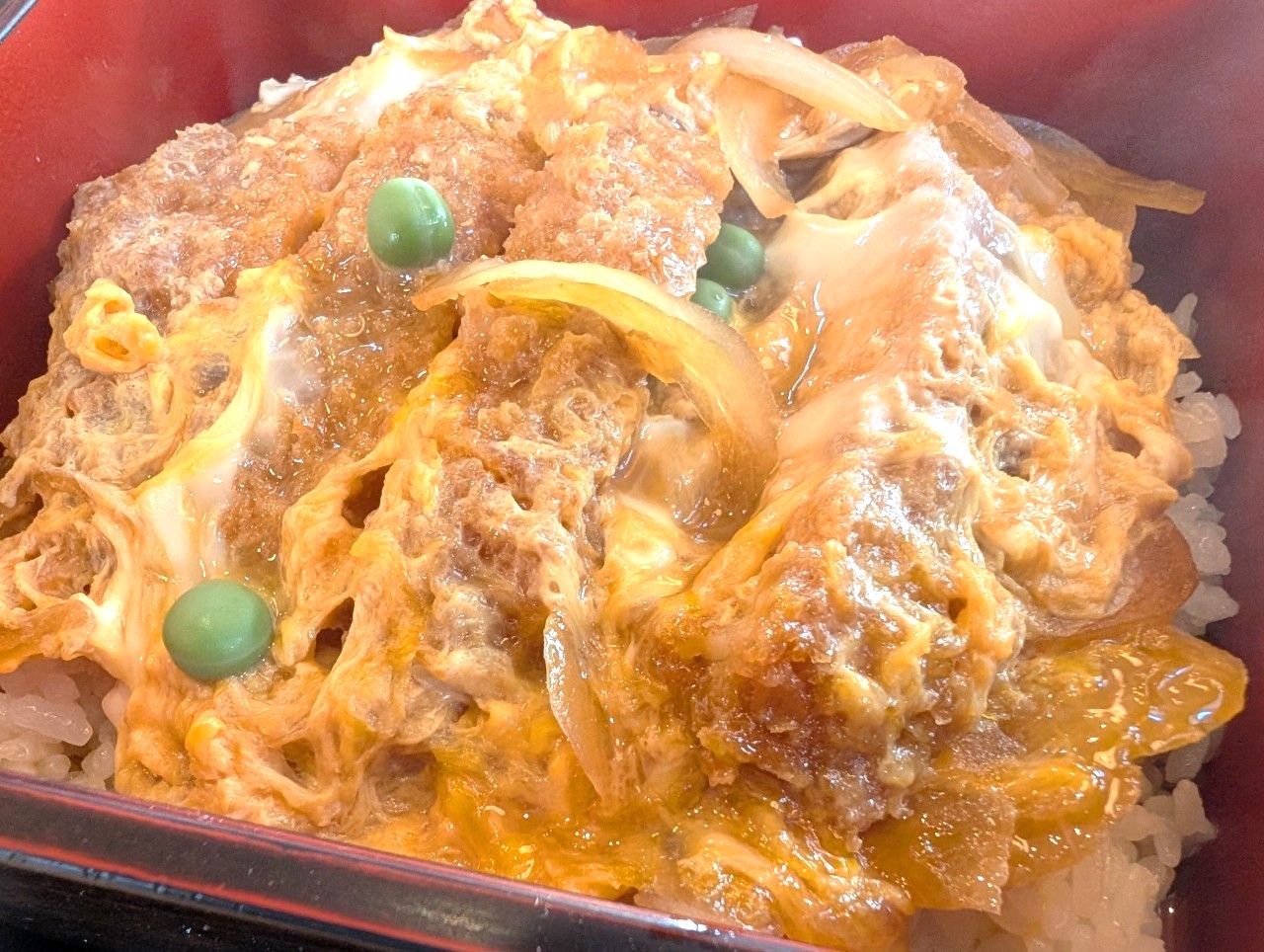 【国産の石臼挽きそば粉で打つそば】東柳田町にある「そばうどん朝日屋」でカツ丼もり...