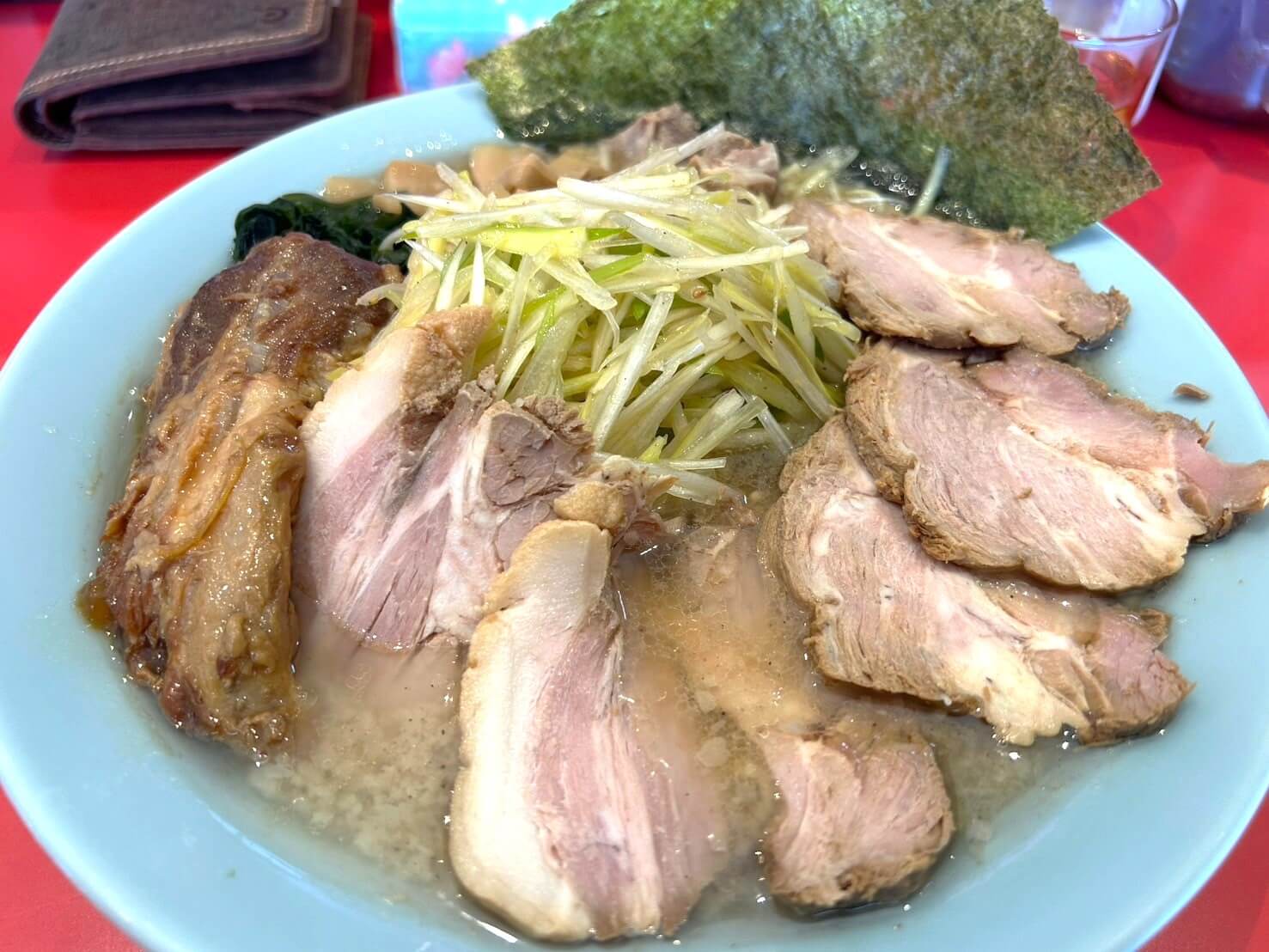 【染み込んだネギチャーシュー】宮本町にあるラーメンショップまる壱でネギチャーシュー麺を...