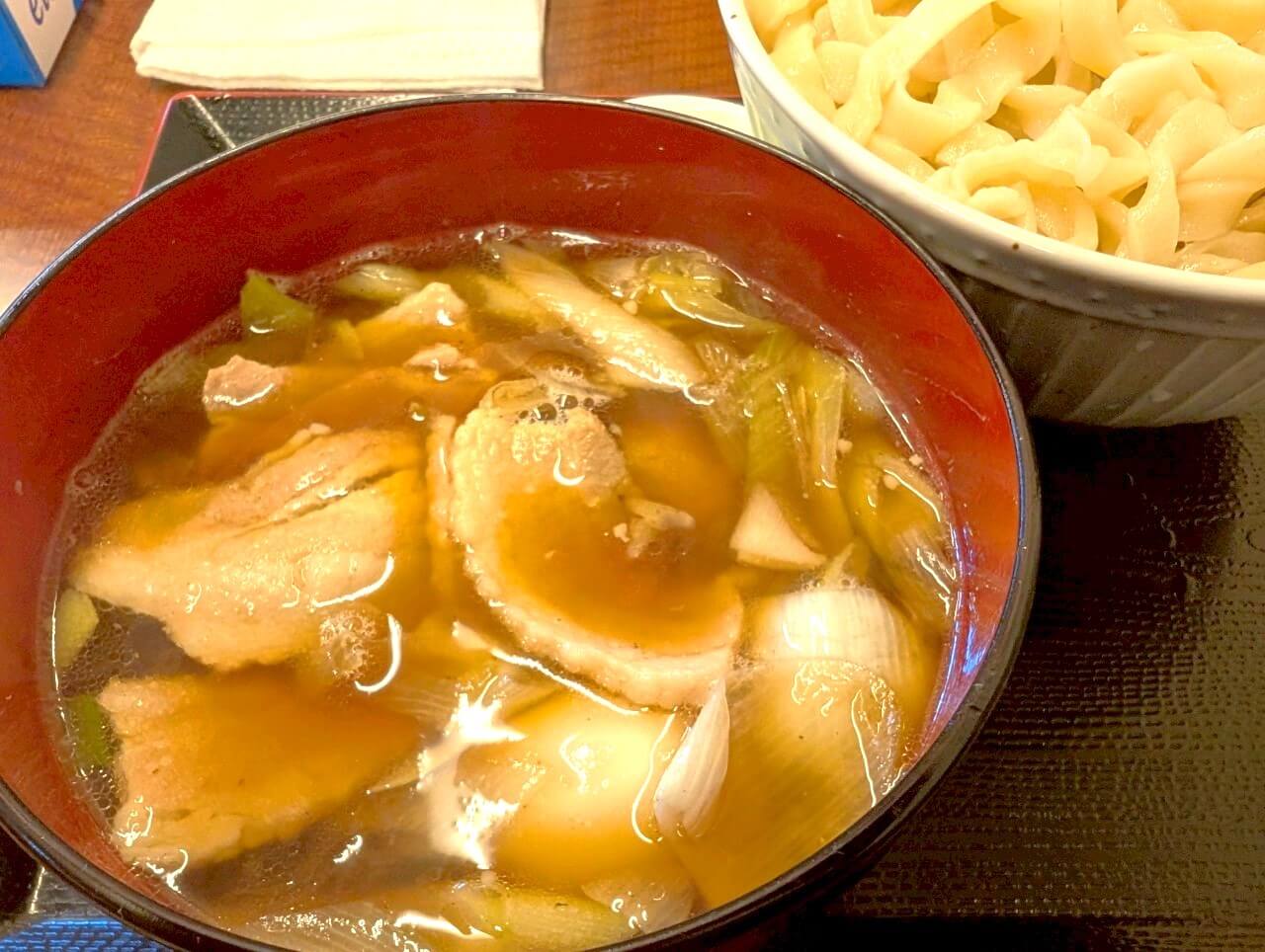【肉汁溢れる手打ちうどん】下間久里の手打ちうどんうちだや下間久里店で肉ねぎ卵うど...