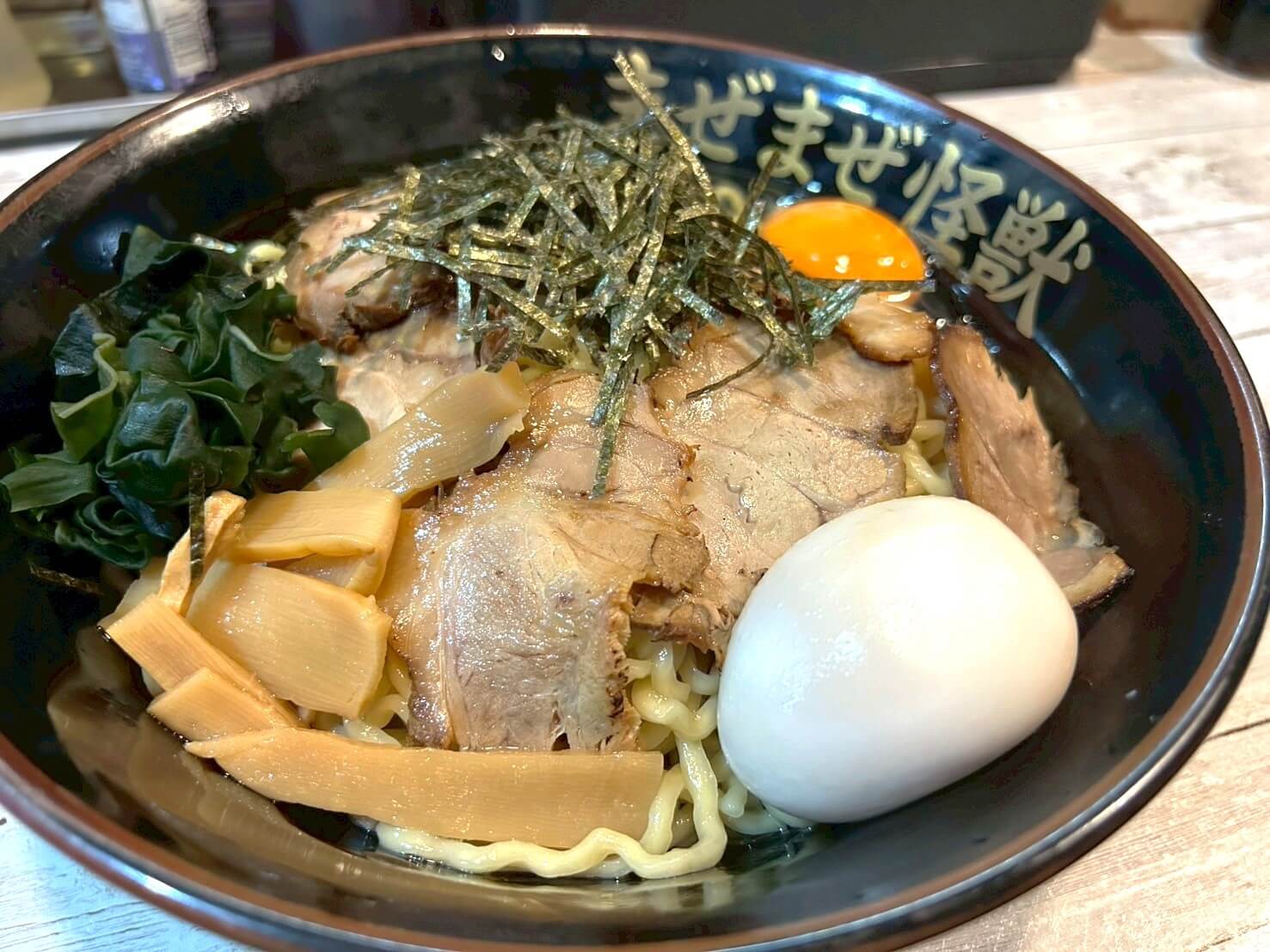 【進化した大怪獣】赤山本町にある「まぜまぜ怪獣越谷駅前店」でチャーシュー油そばを食べてきました【がやてっくグルメ】