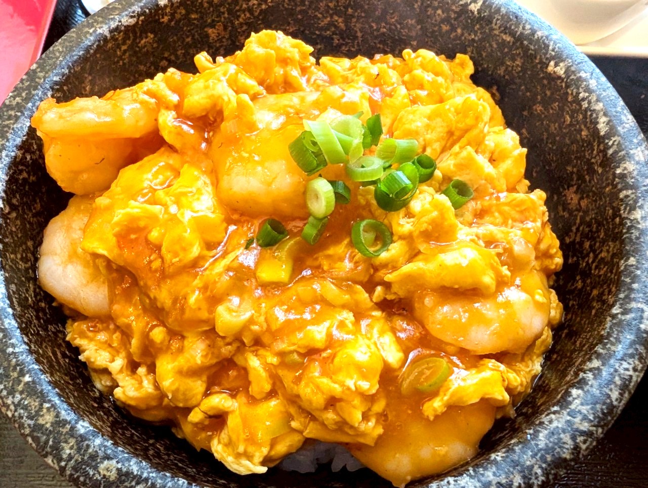 【夏にピッタリの旨辛中華！】千間台西の中華料理喜で石焼きのエビと卵のチリソース丼を食べてきました【がやてっくグルメ】