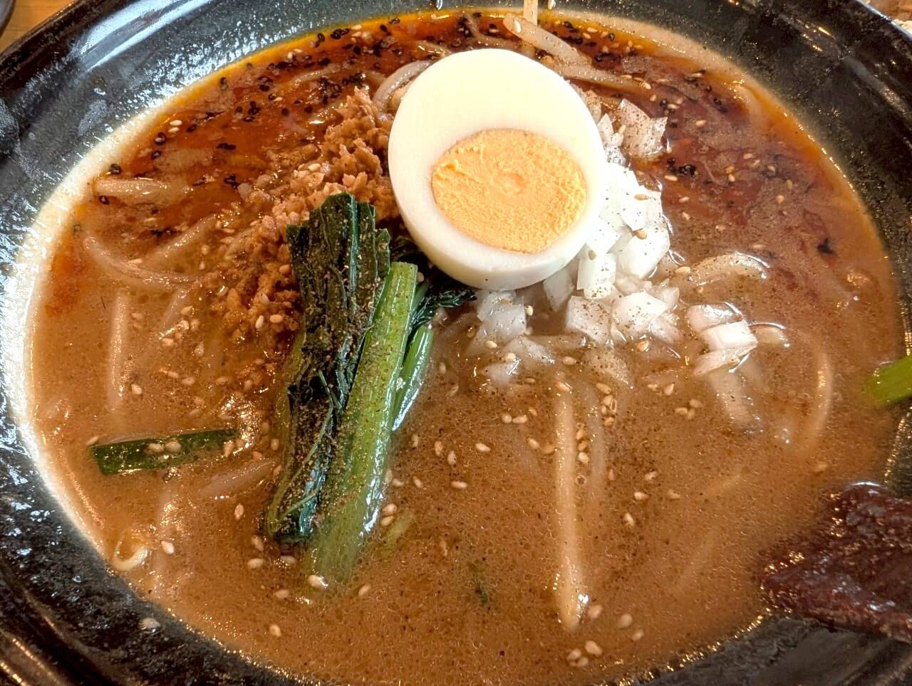 【夏の暑さ、麺の辛さ】神明町にある味噌ラーメン専門店日月堂 北越谷店で味噌担々麺...