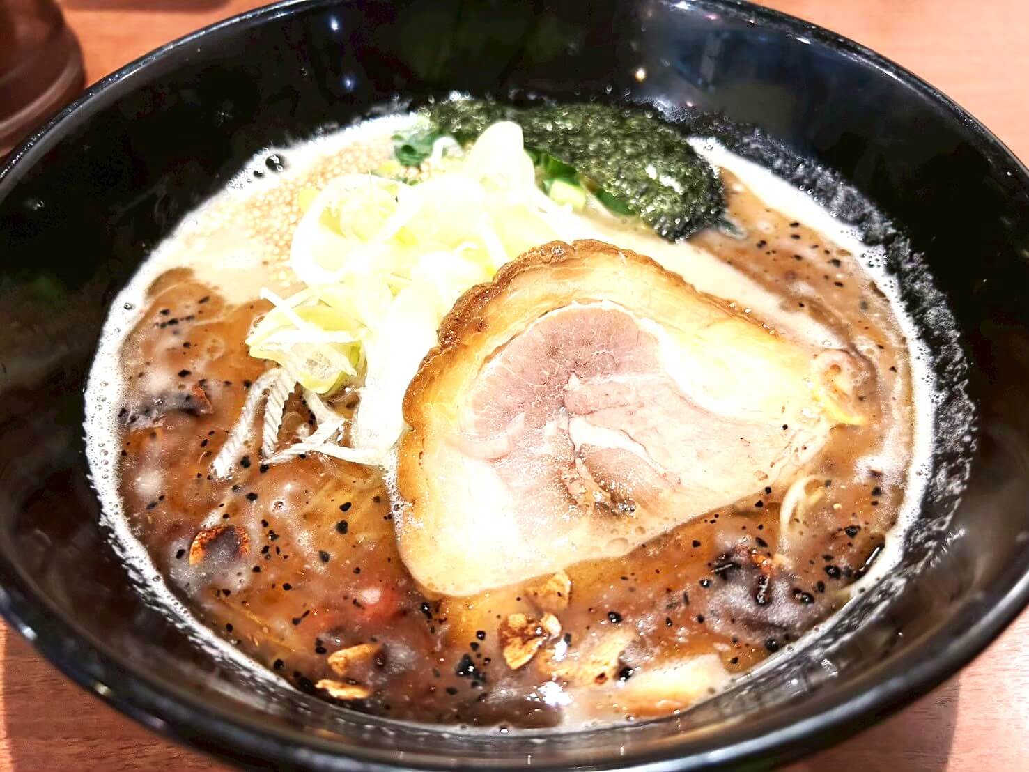 【焦がしニンニク油が決め手！】東大沢の平九郎R東大沢店で平九郎黒ラーメンを食べてきまし...