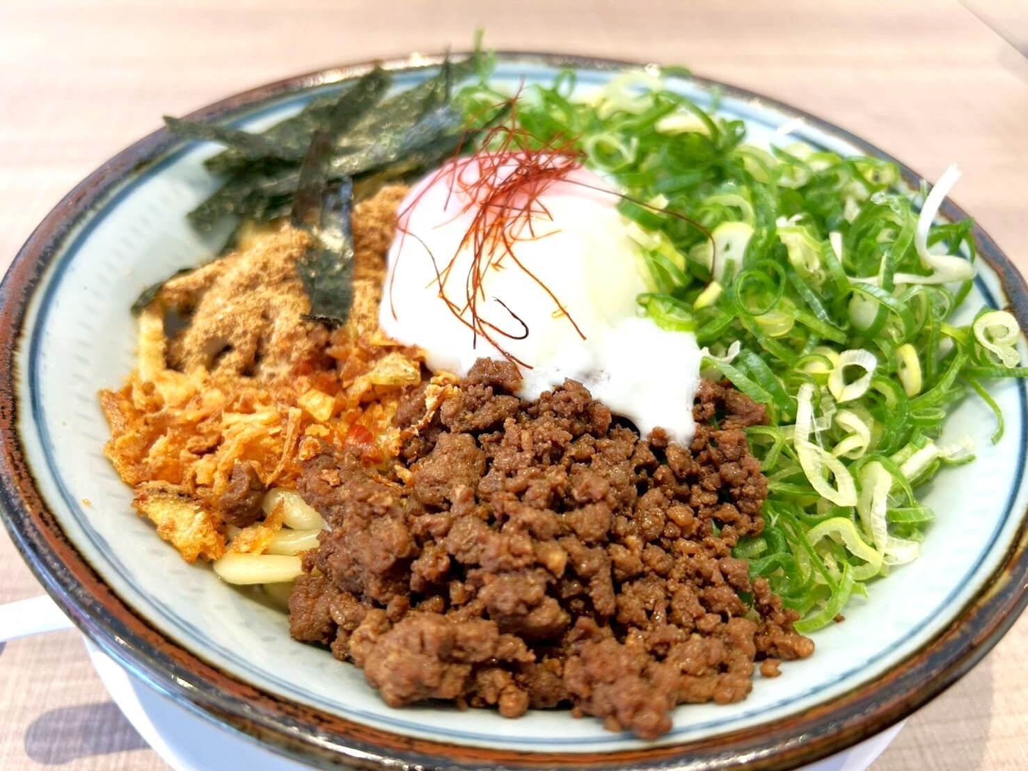【新メニューも出ています】南越谷ラクーン内にある肉そば藍で九条ネギまぜそばを食べてきました【がやてっくグルメ】