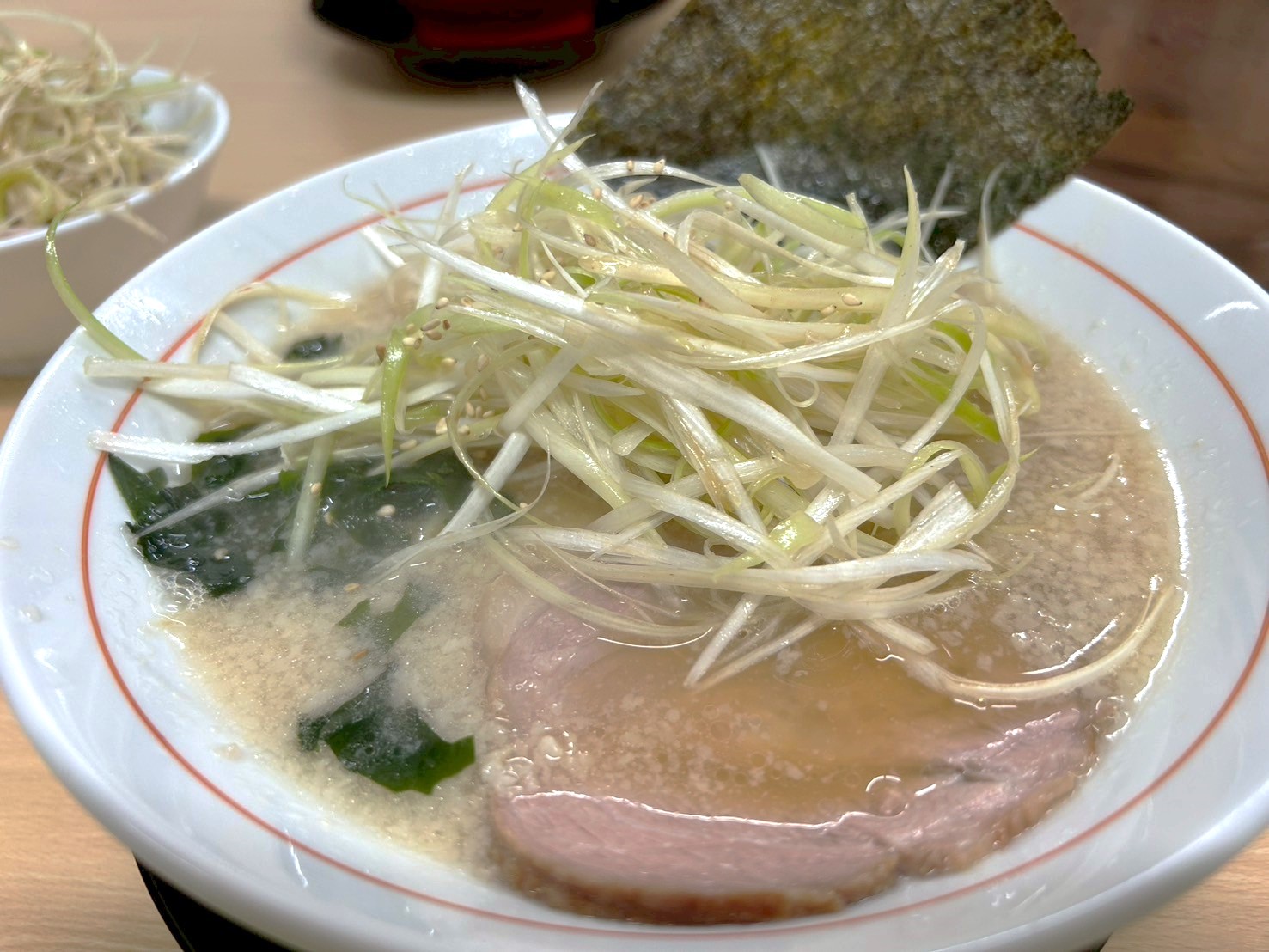 【行列のできるニューラーメンショップ】上間久里に新しくオープンしたニューラーメンショップ越谷でネギラーメンを食べてきました【がやてっくグルメ】