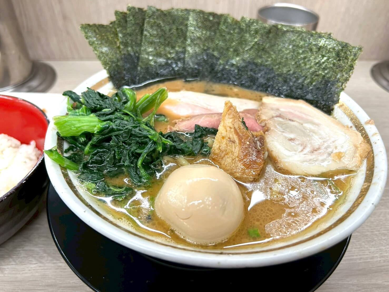 【本格家系ラーメン】新越谷の「家系ラーメン王道家直伝との丸家越谷店」でとの丸ラーメンを食べてきました【がやてっくグルメ】