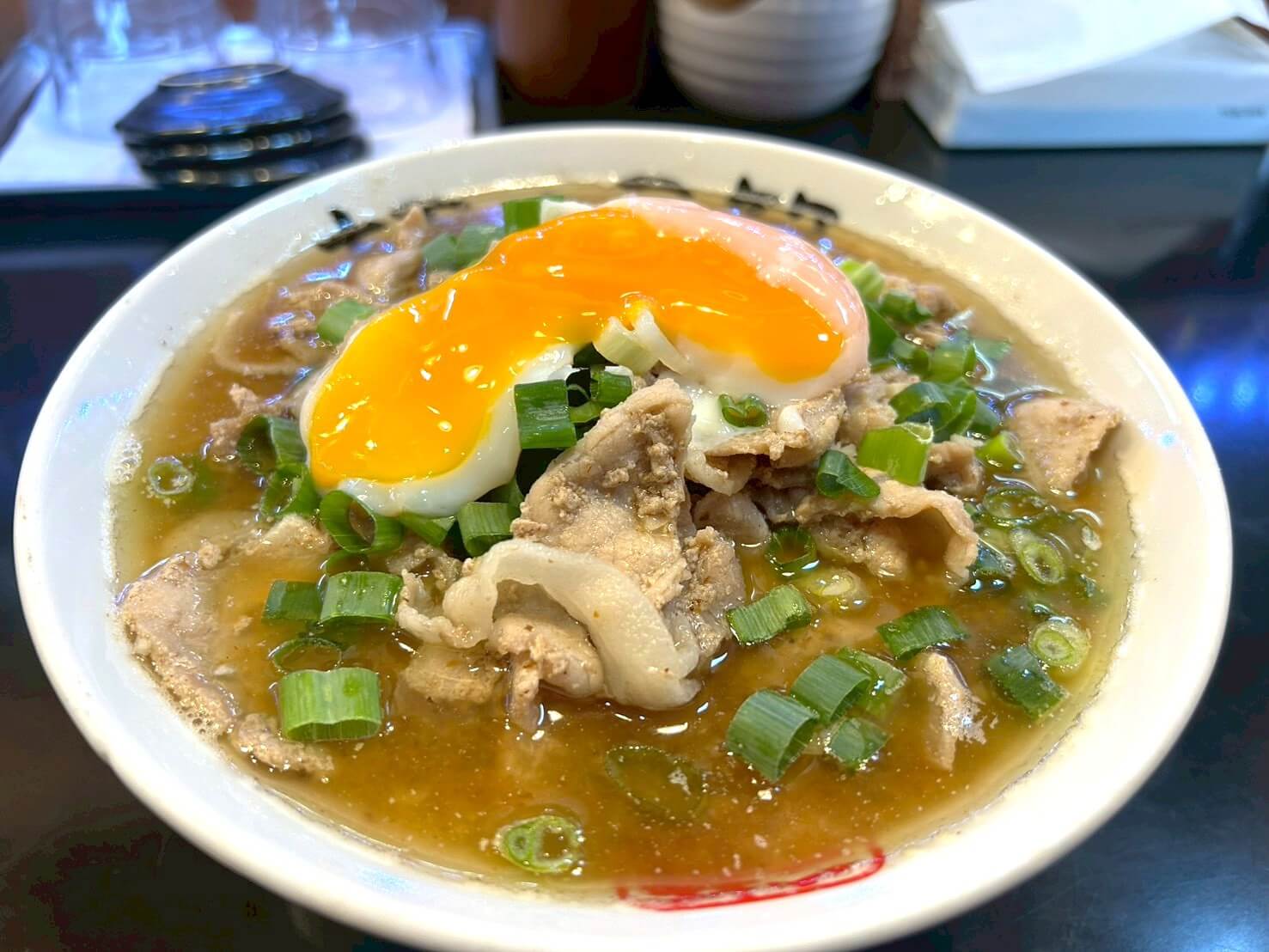 【1日10食限定メニュー】東越谷にある麺や三笑はじめで豚玉らーめんを食べてきました【がやてっくグルメ】