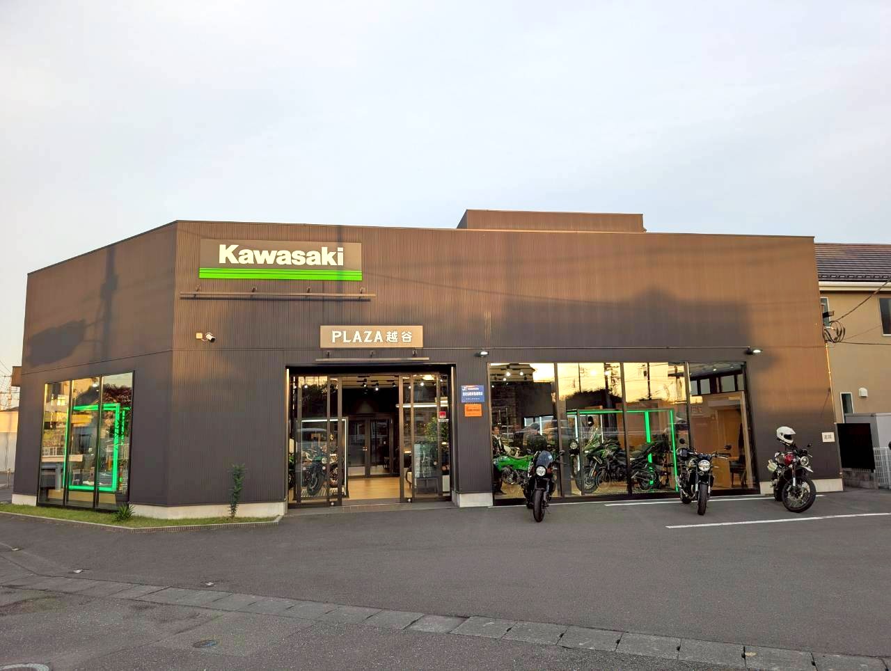 【話題のモデルを展示】2025年10月4日、平方のカワサキプラザ越谷がリニューアルオープンしました【がやてっく開店】