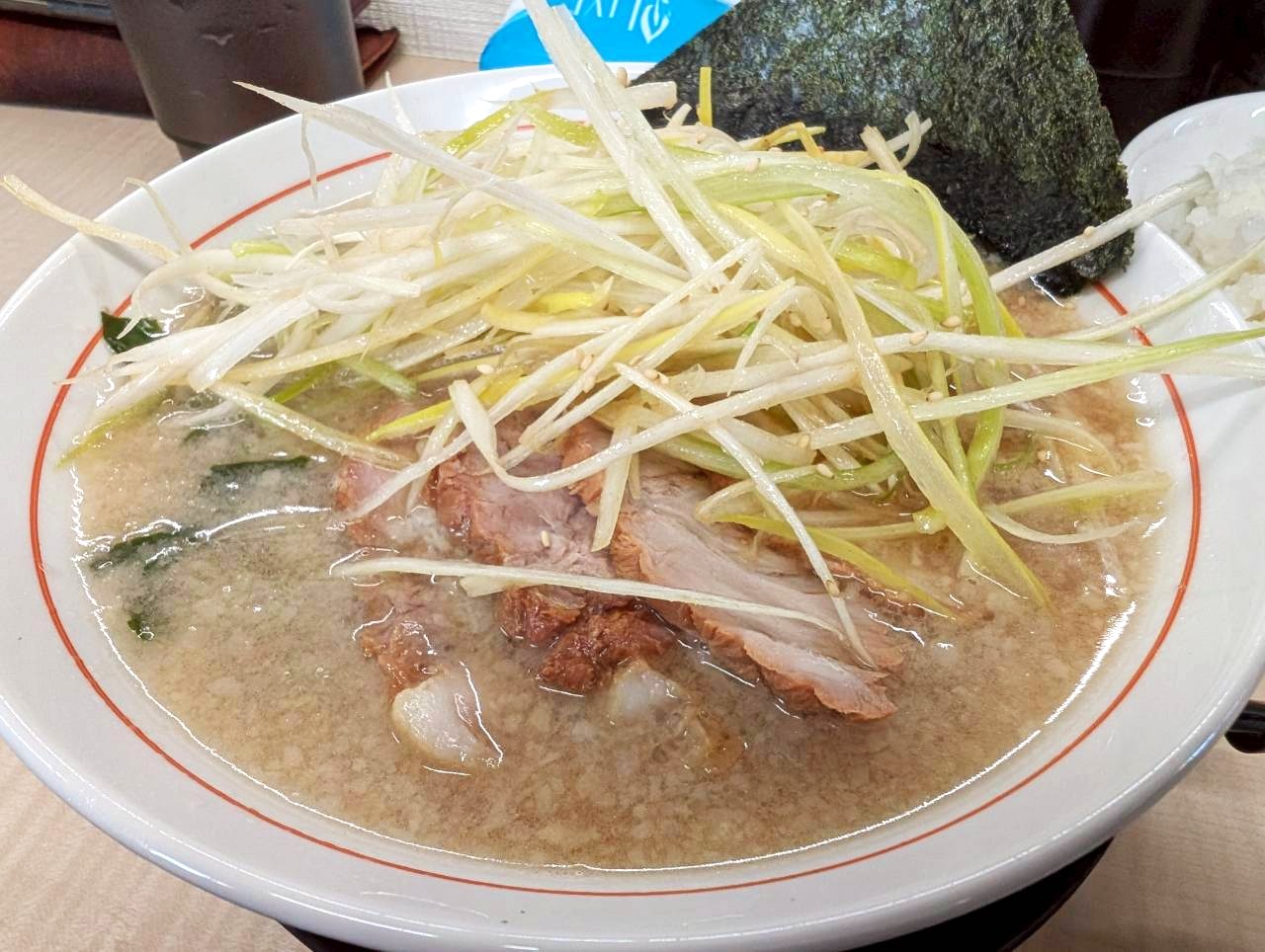 【2025年〆ラーメン②】上間久里にあるニューラーメンショップ越谷でネギチャーシューメンを食べてきました【がやてっくグルメ】