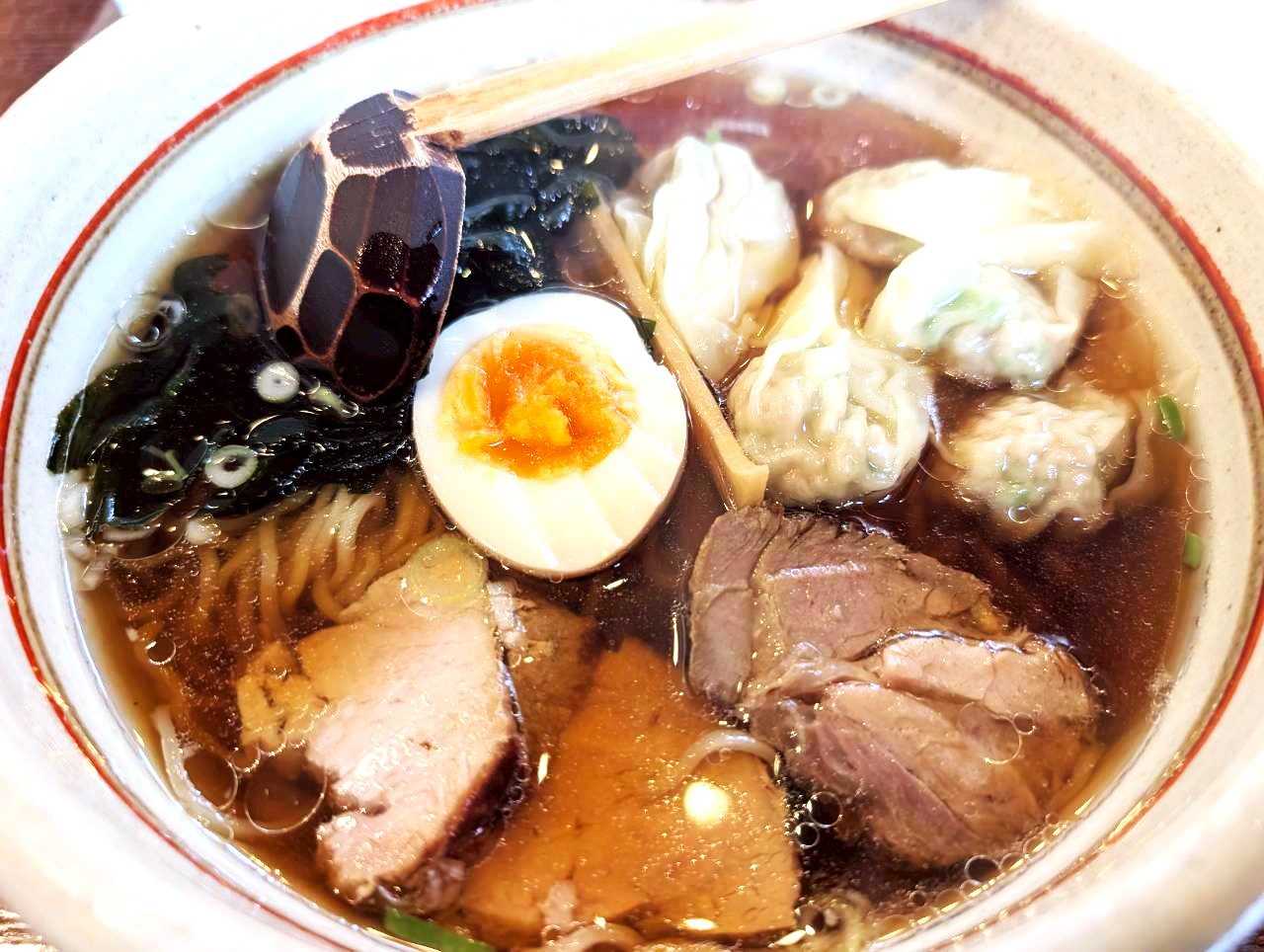 【澄んだスープと肉の旨味が詰まったワンタン！】東越谷のらあめん屋歩一(ぽわん)でワンタンメンを食べてきました！【がやてっくグルメ】