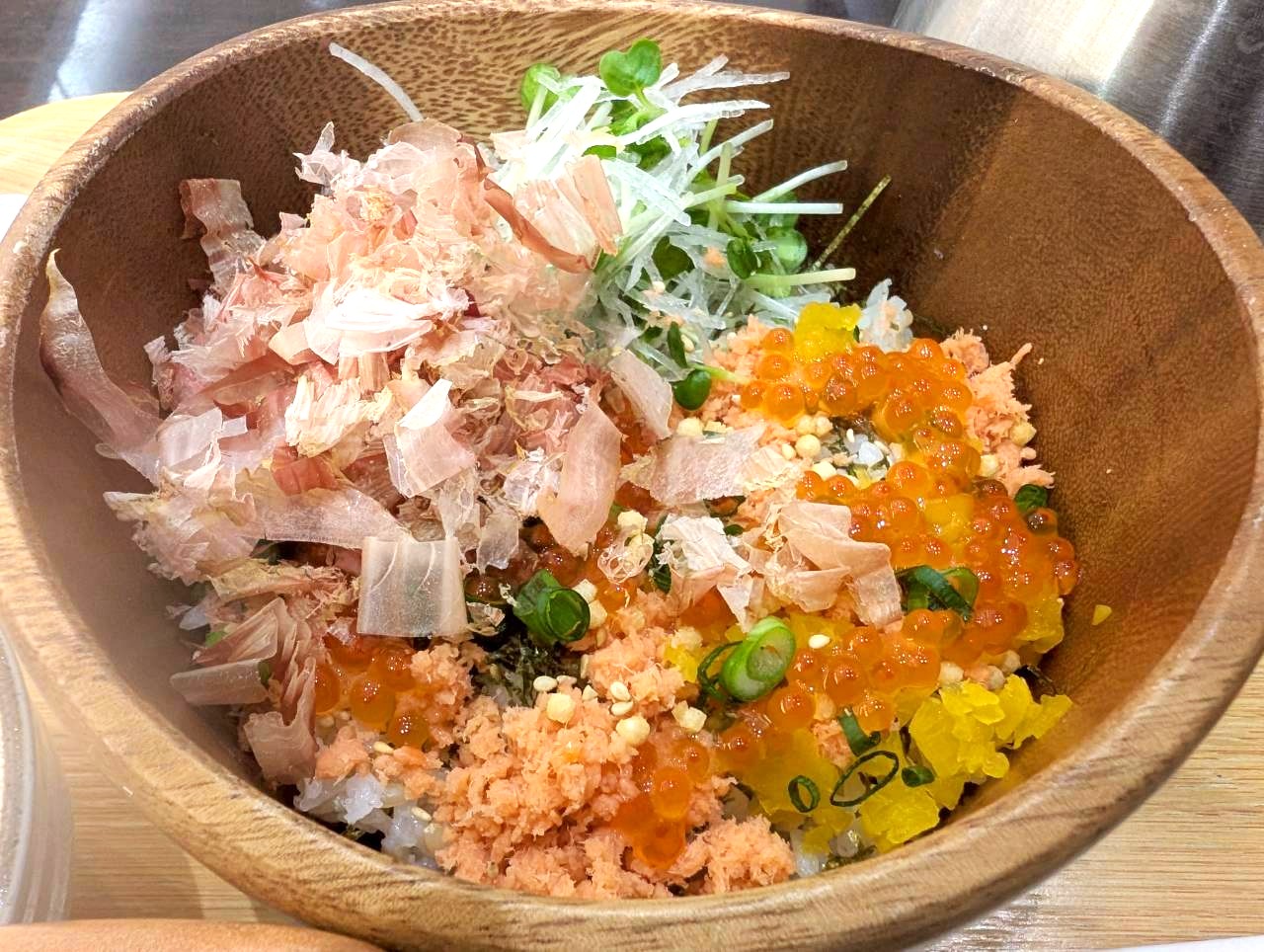 【今月18日にリニューアルオープン!】イオンレイクタウンkazeの「こめらくみんなでお茶漬け日和。レイクタウン店」で「鮭といくらの北海ごはん」を食べてきました!【がやてっくグルメ】