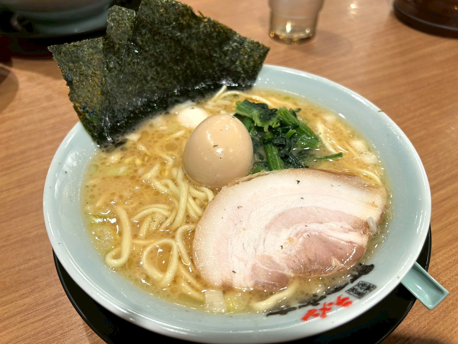 【ガツンとアッパーが効いた家系ラーメン！】南荻島にある町田商店越谷店で味玉ラーメンを食べてきました【がやてっくグルメ】