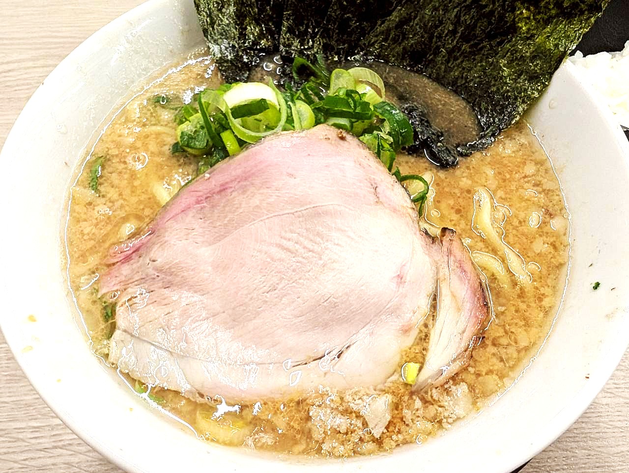 【ガツンと醤油！ごはんが進む！】新越谷の「王道家系直伝との丸家越谷店」でこてこてラーメンを食べてきました【がやてっくグルメ】