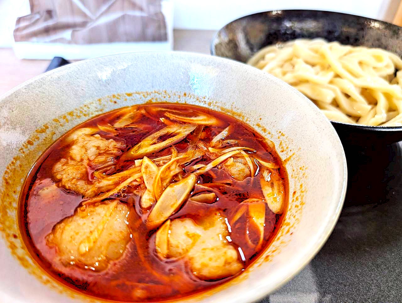 【もちもち平打ち麺と国産ホルモン】大袋駅近くの「ホルモンうどん大袋出陣」で辛ホルモンつけ汁うどんを食べてきました【がやてっくグルメ】