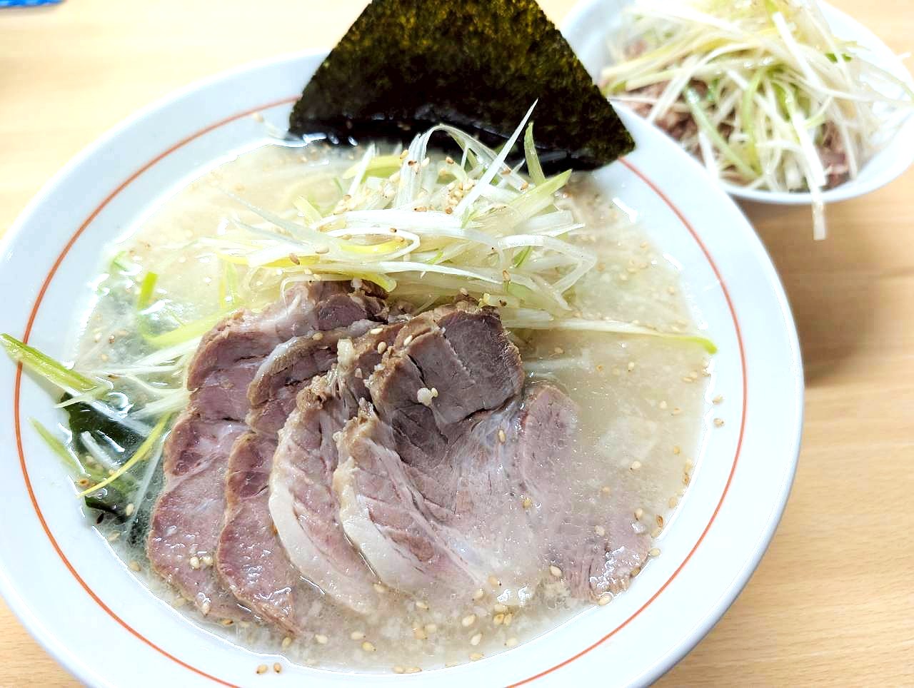 【行列も納得の人気店!】上間久里の「ニューラーメンショップ越谷」で塩ネギチャーシューメンを食べてきました【がやてっくグルメ】