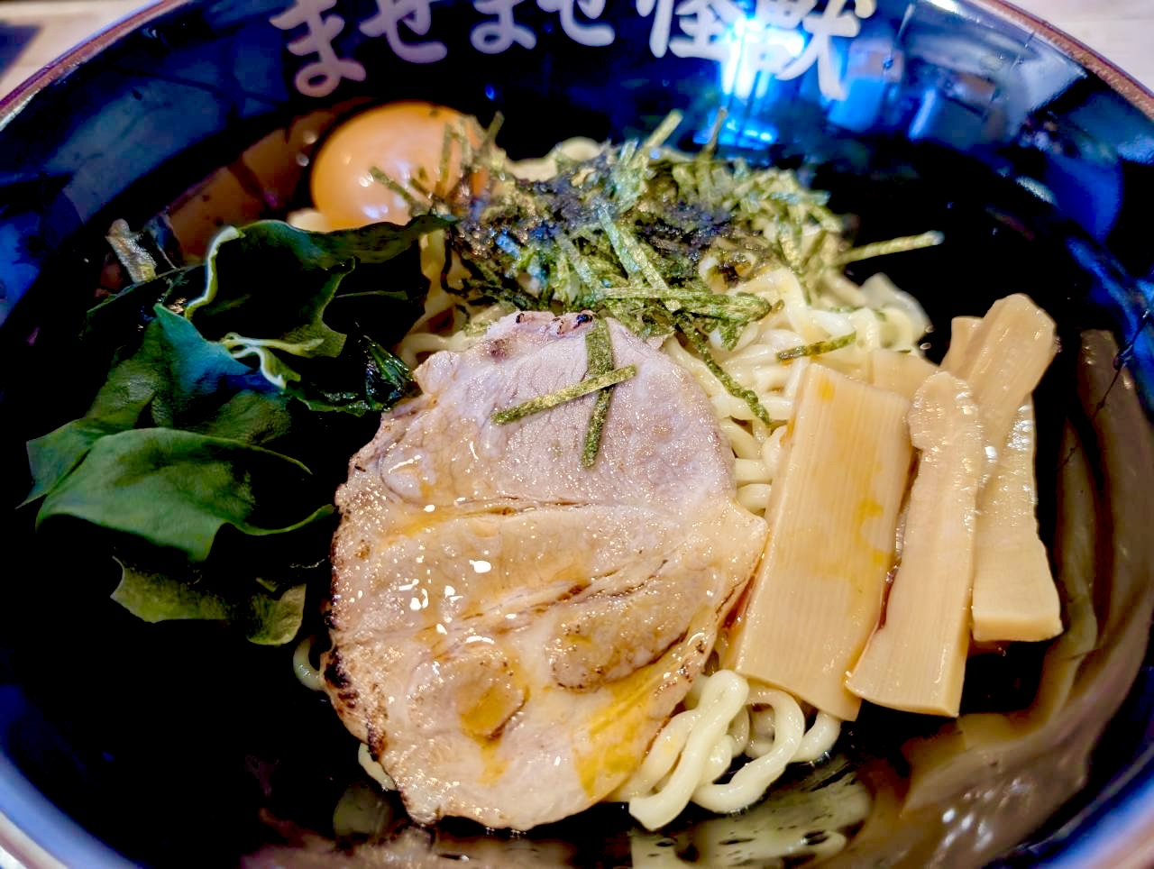 【一杯の油そばで心もお腹も満たします】赤山本町の「まぜまぜ怪獣越谷駅前店」で玉子...