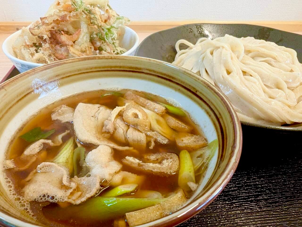 【市場で味わうモチモチ武蔵野うどん】越谷市場内にある「武蔵野うどん一二三」で肉汁うどんセットを食べてきました【がやてっくグルメ】