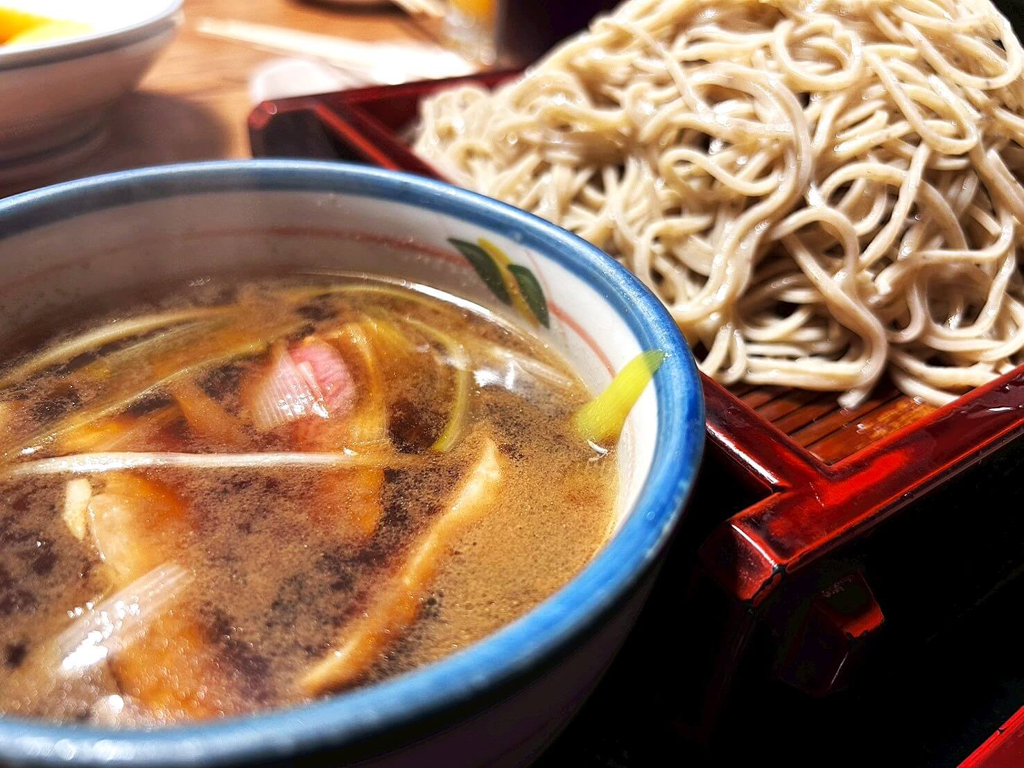 【鴨と越谷ネギを満喫！】東越谷の「そば処久伊豆」でつけ鴨を食べてきました【がやてっくグルメ】