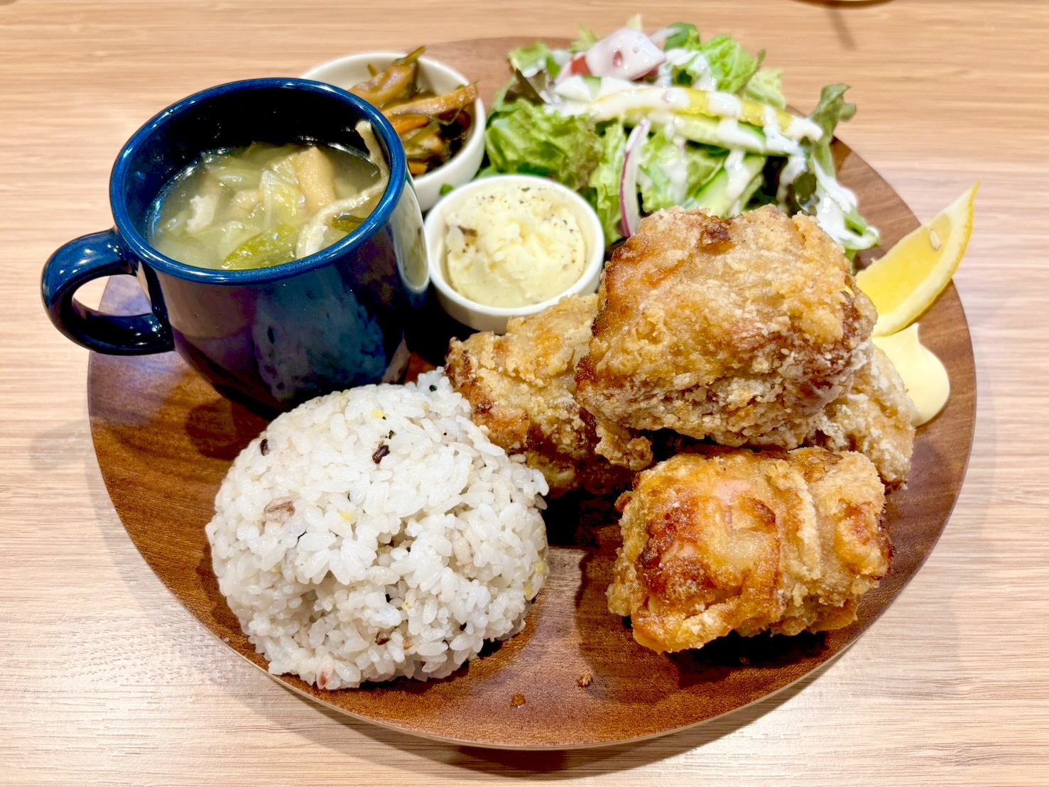 【キッズスペース完備】相模町の「Dining 8と6」ででか唐揚げプレートと濃厚ぷりんを食べてきました【がやてっくグルメ】