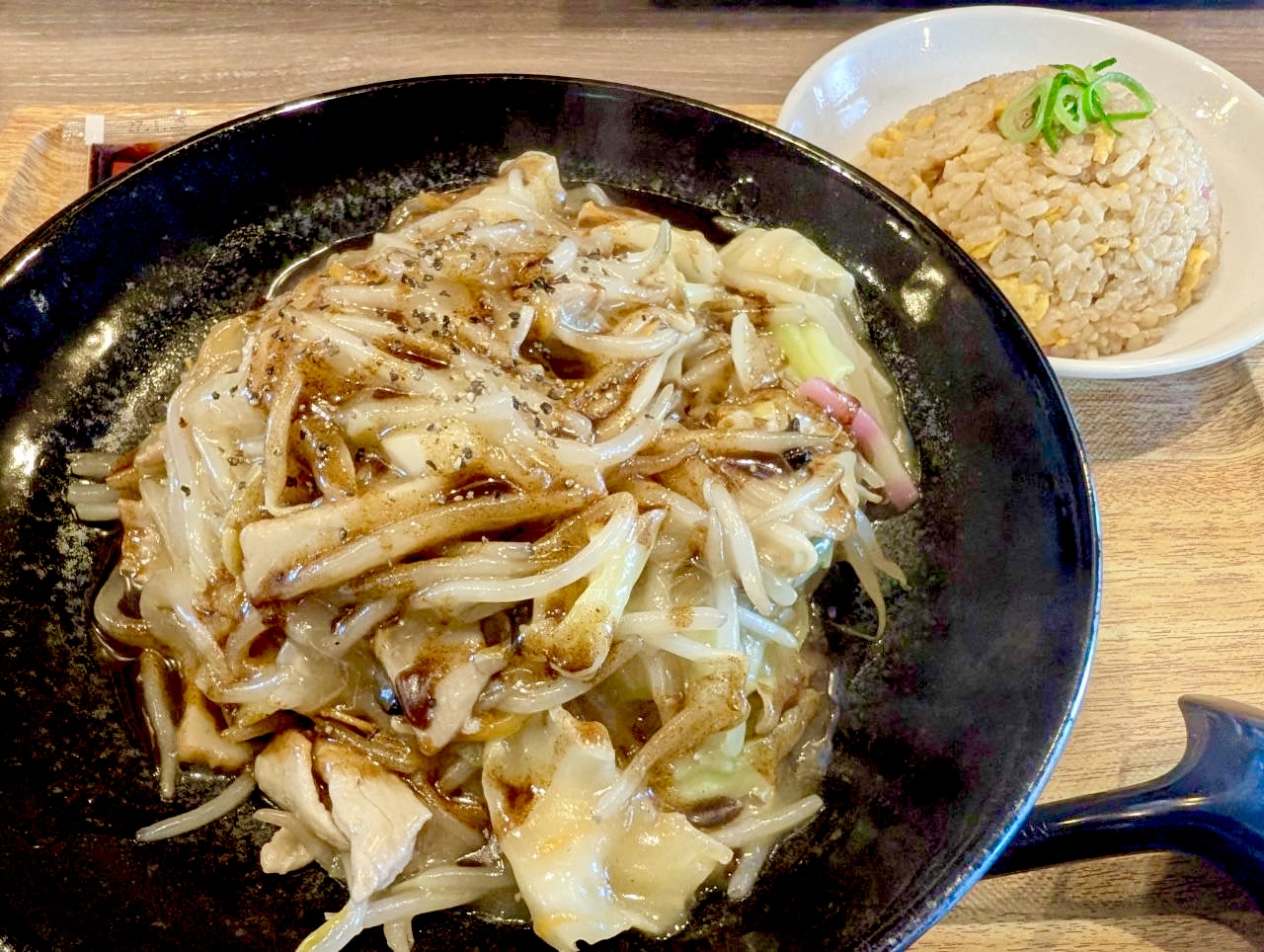 【コクと刺激の野菜あんかけ！】下間久里の「じげもんちゃんぽん食堂越谷下間久里店」で黒皿うどんと半チャーハンを食べてきました【がやてっくグルメ】