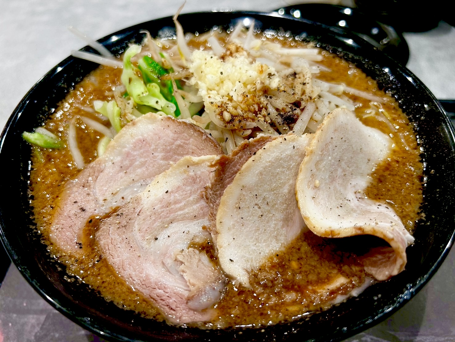 【黒味噌×ニンニク×背脂】宮前1丁目の「らあめん花月嵐東越谷店」で「期間限定メニュー:嵐げんこつチャーシューメンBLACK MONSTER」を食べてきました【がやてっくグルメ】