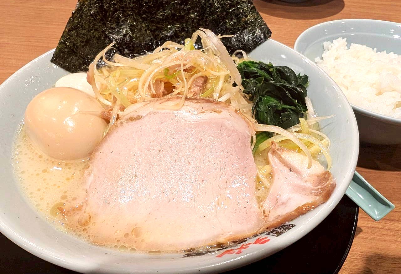 【シャキシャキネギとクリーミーなスープが決め手!】南荻島の「横浜家系ラーメン町田商店越谷店」でネギラーメンを食べてきました【がやてっくグルメ】