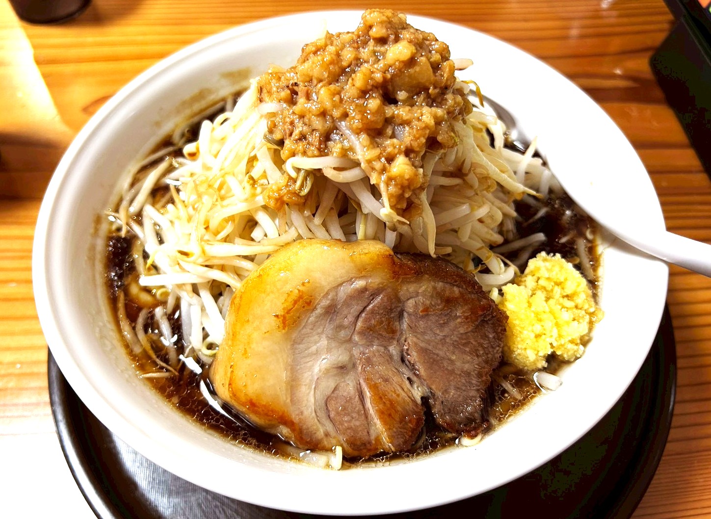【モチモチ麺が特徴の二郎系インスパイア!】越ヶ谷の「ラーメン居酒屋豚次郎&タイ料理パパイヤツリー」でラーメンを食べてきました【がやてっくグルメ】