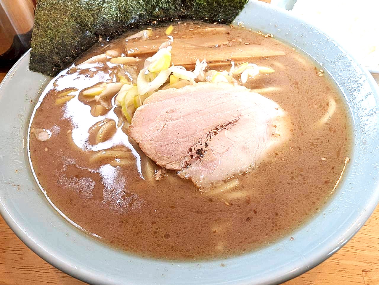 【限界価格に挑戦、ラーメン一杯600円！】下間久里の「豚醤ラーメン玉家」で家系とんこつ醤油ラーメンを食べてきました【がやてっくグルメ】