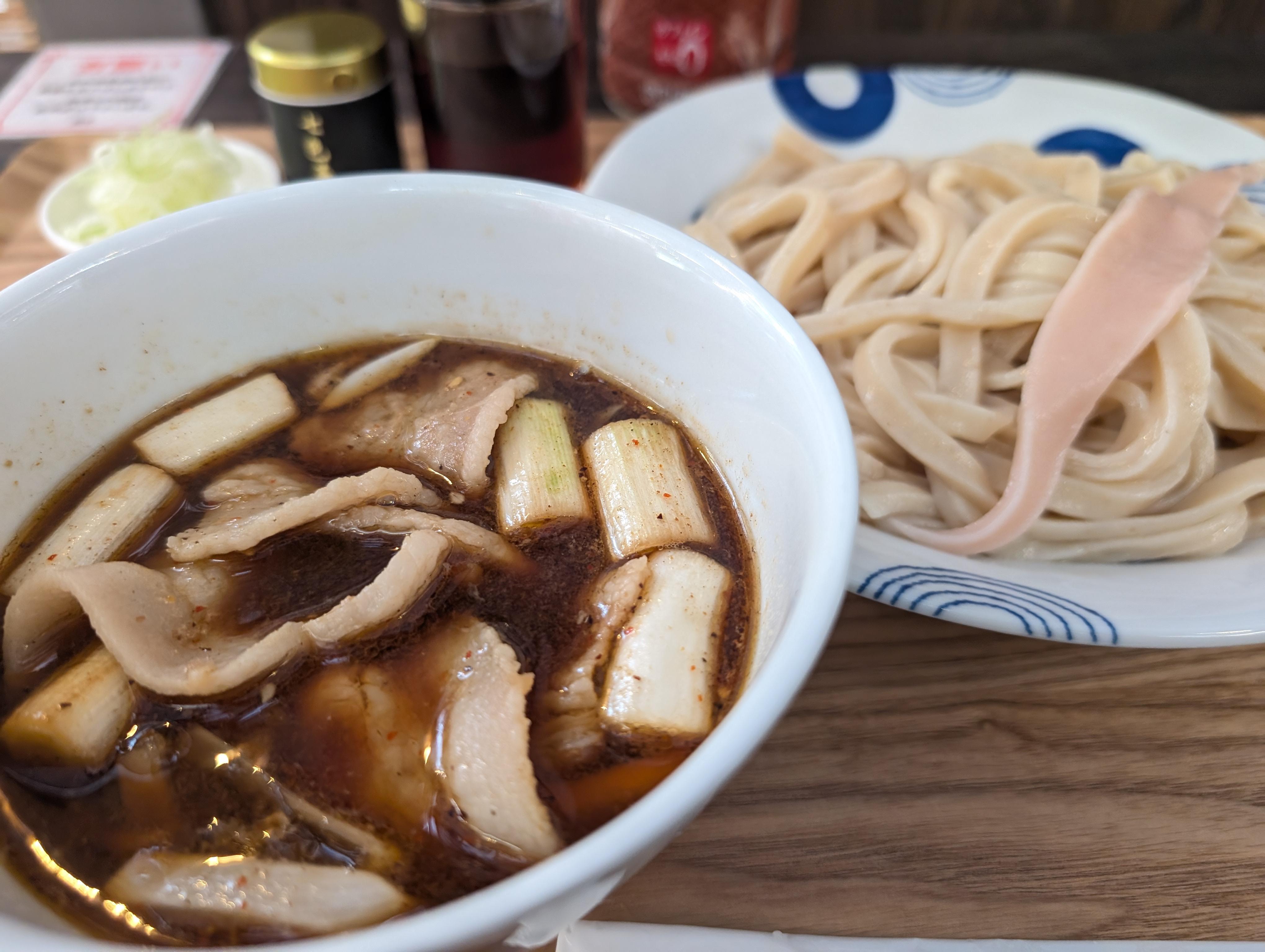 越ヶ家で辛いうどんを食べる