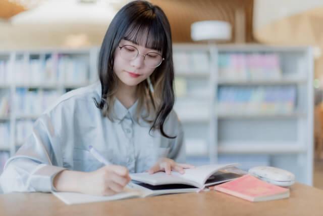 写真の女性は日記を書いてます