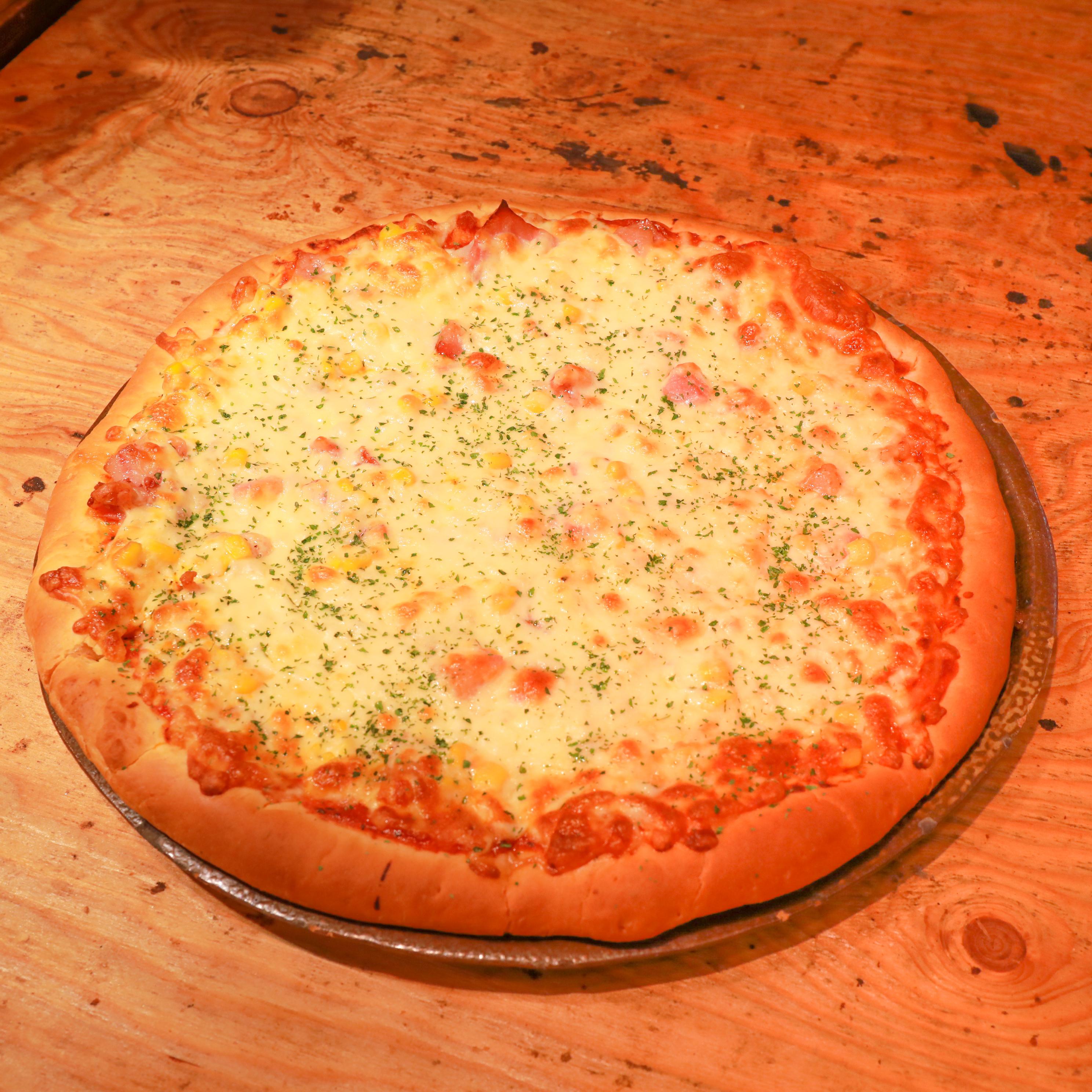 これから食されるピザに一言。