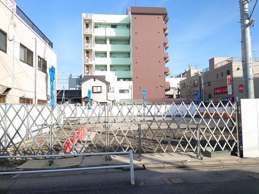 マンション建設予定地、後側マンションの呟きは、何？