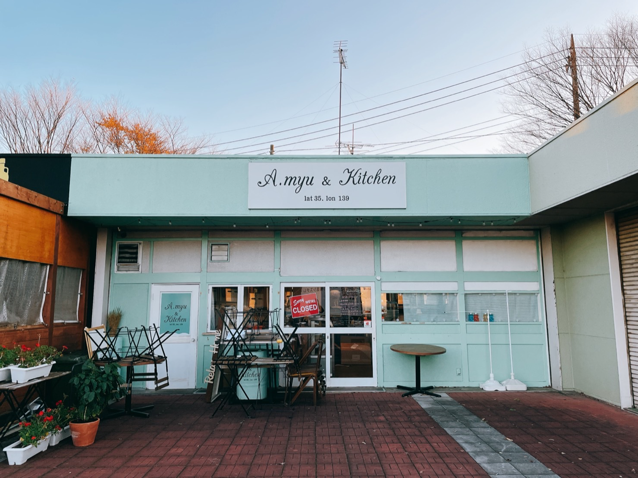 店頭に積んであるテーブルで何を作ろうとした？